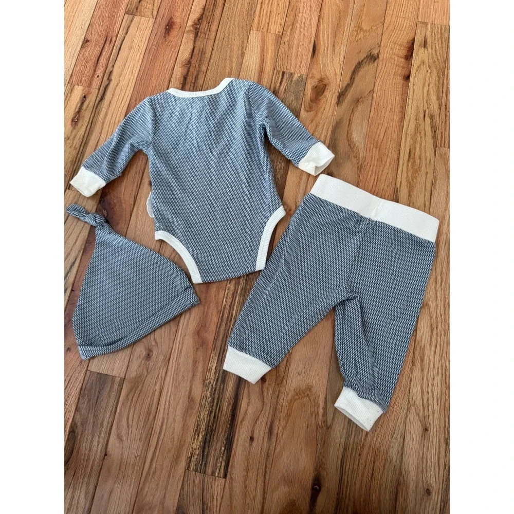 Tahari Baby 3pc Set Blue White Textured Henley Bodysuit Joggers Hat 0-3M RN16435